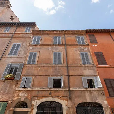 Elegance And Charm In Splendid Via Giulia Rom