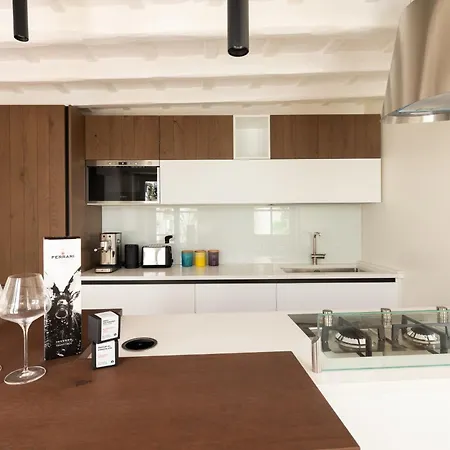 Elegance And Charm In Splendid Via Giulia Apartment Rom