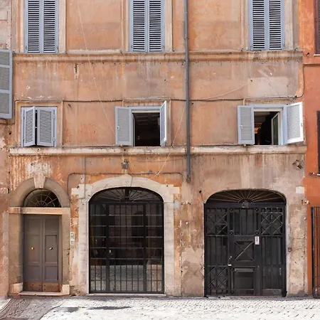 Elegance And Charm In Splendid Via Giulia Rzym