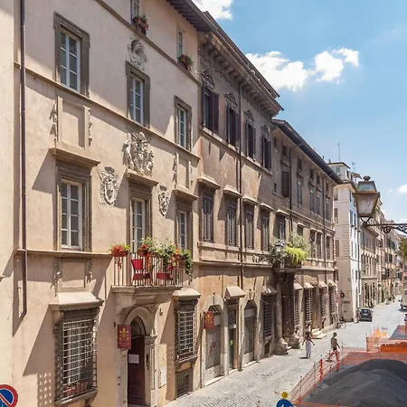 Elegance And Charm In Splendid Via Giulia