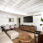 Elegance And Charm In Splendid Via Giulia Appartement