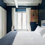 Elegance And Charm In Splendid Via Giulia Appartement
