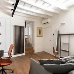Elegance And Charm In Splendid Via Giulia Appartement
