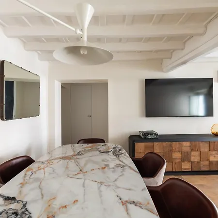 Elegance And Charm In Splendid Via Giulia Apartment *