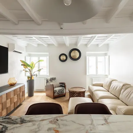 Elegance And Charm In Splendid Via Giulia