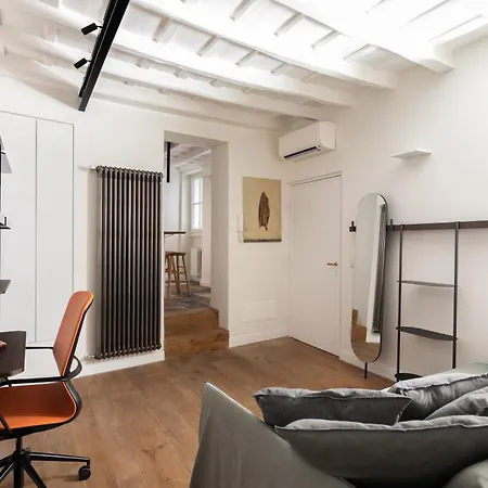 Elegance And Charm In Splendid Via Giulia Apartment